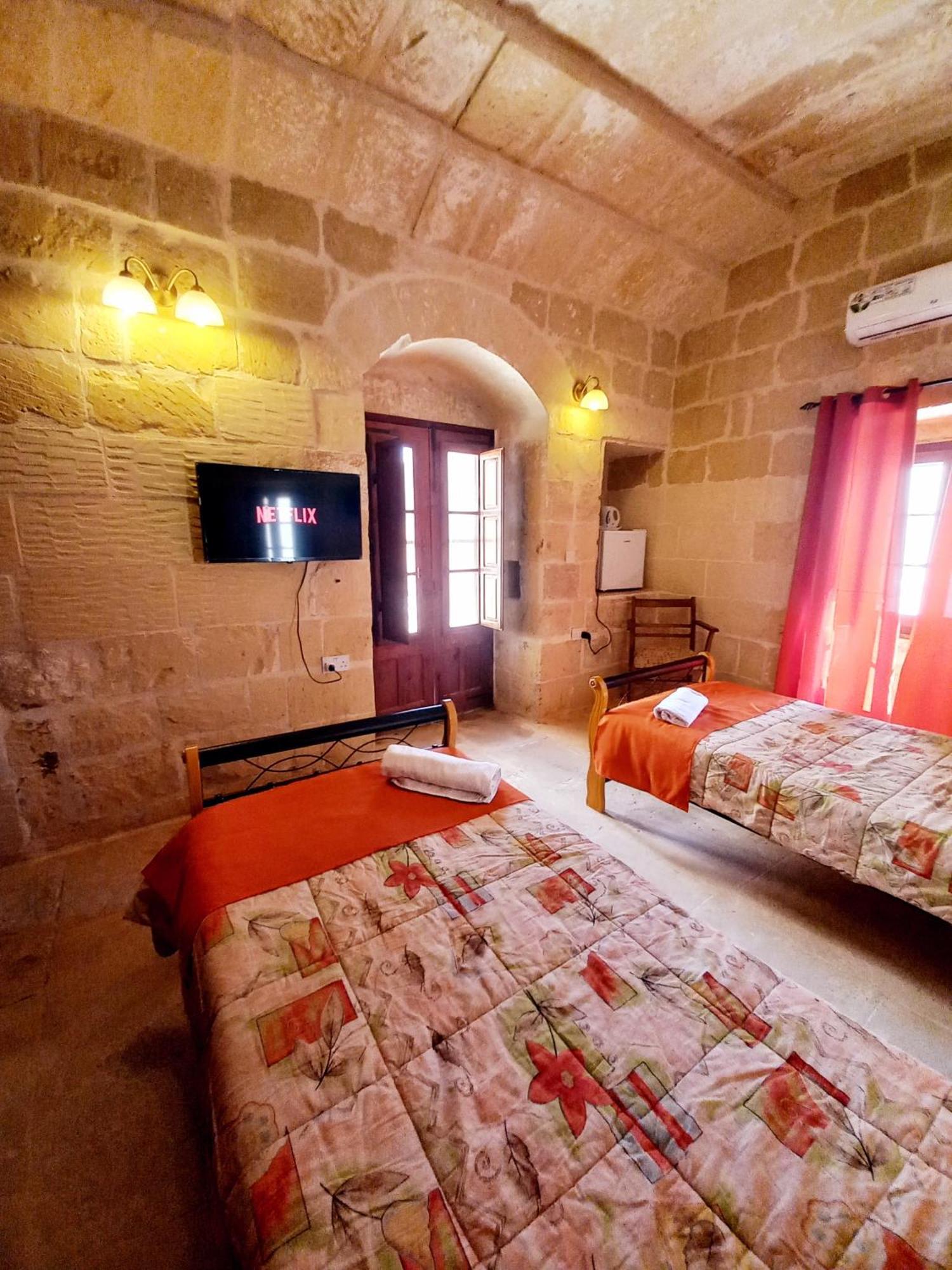 Ta Majsi Farmhouse With Indoor Heated Pool San Lawrenz Esterno foto