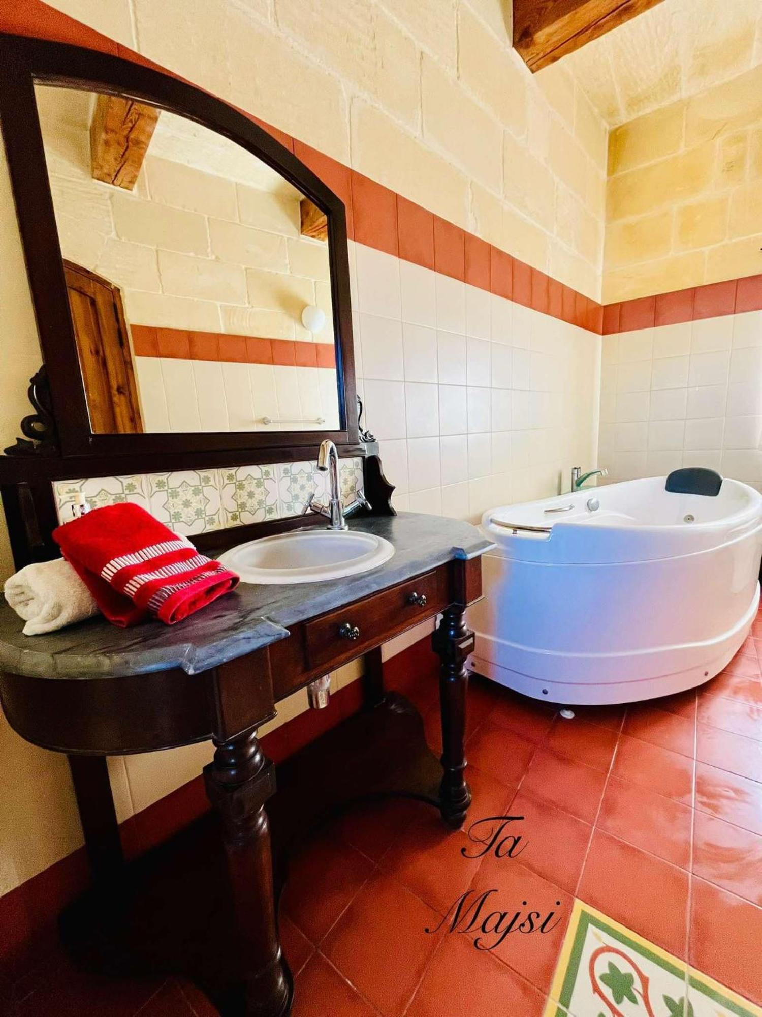 Ta Majsi Farmhouse With Indoor Heated Pool San Lawrenz Esterno foto